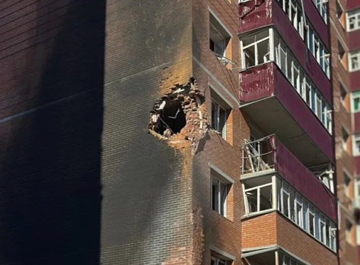Удар БпЛА по багатоповерхівці в Сумах: постраждали 16-річний хлопець і жінка