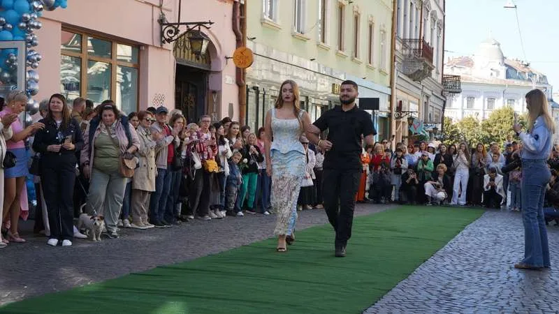 Що відбувається у центрі Чернівців зараз: фоторепортаж з Дня міста