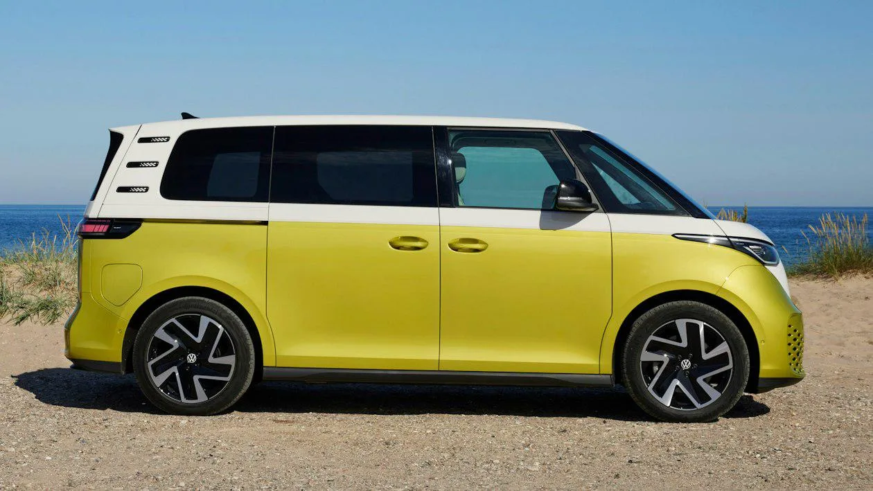 Следующий Volkswagen ID. Buzz станет доступнее, но, по оценке Motor1, появится не раньше 2030 года