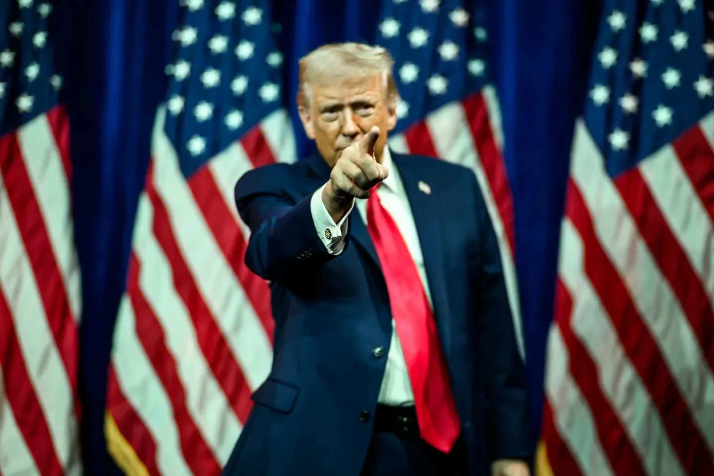 "Оранжевая чума": в Европарламенте установили золотую скульптуру Трампа с клюшкой (фото)