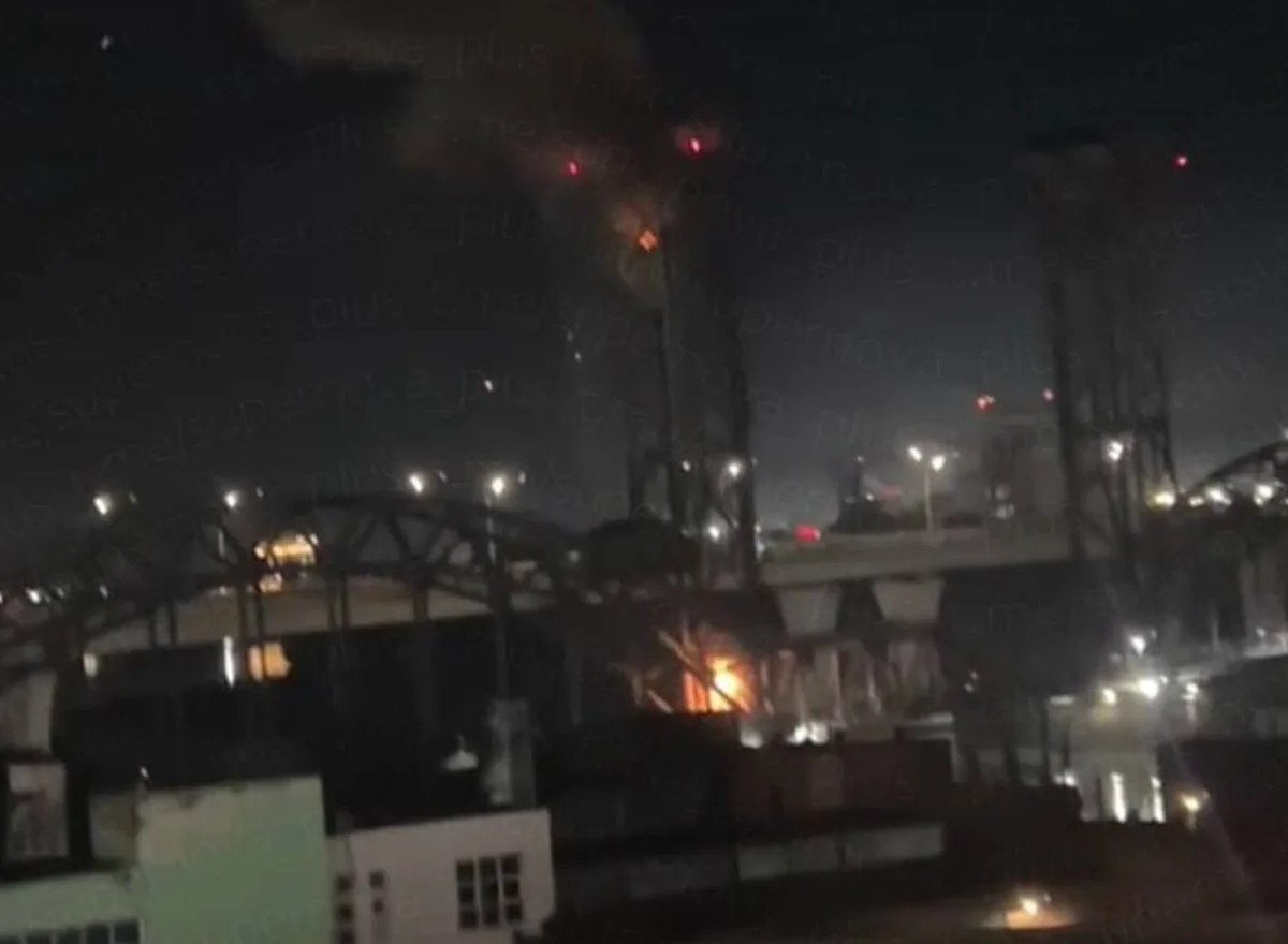 Взрывы остановили поезда: в Ростове неизвестные дроны атаковали важный мост (фото)