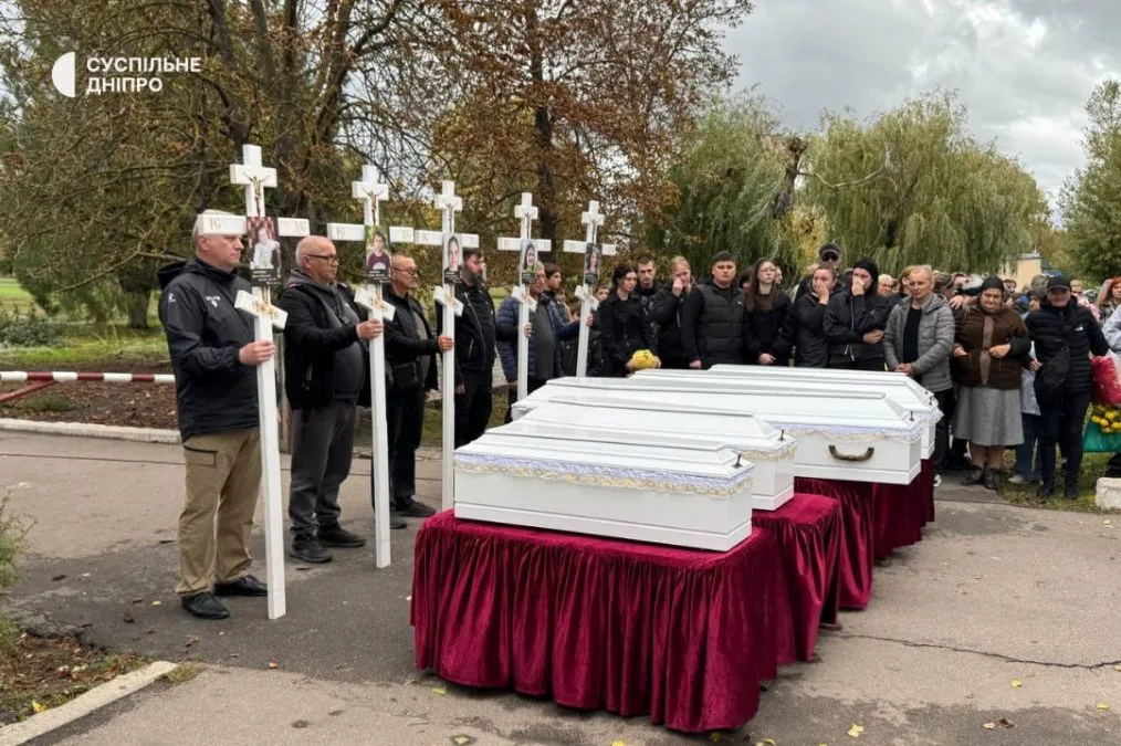 У Радушному на Криворіжжі поховали ще п’ятьох дітей багатодітної родини Воронових, будинок якої вщент рознесла ракета У Радушному на Криворіжжі поховали ще п’ятьох дітей багатодітної родини Воронових, будинок якої вщент рознесла ракета