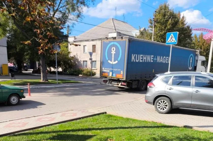 На центральній вулиці Кілії автохам проігнорував дорожні знаки та пошкодив тротуар