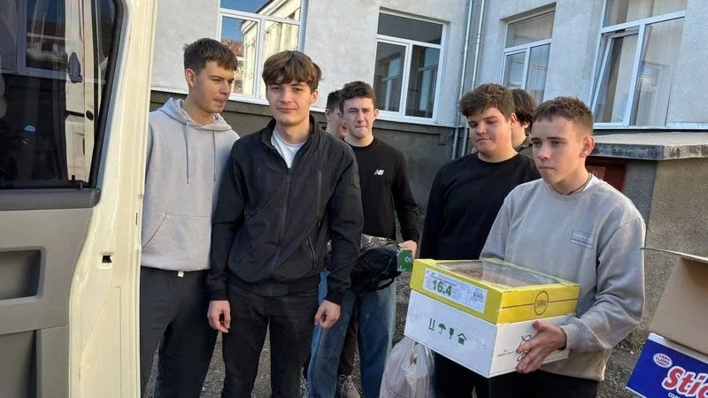 У Хусті учні та вчителі школи №2 зібрали гуманітарну допомогу для дитячого будинку-інтернату