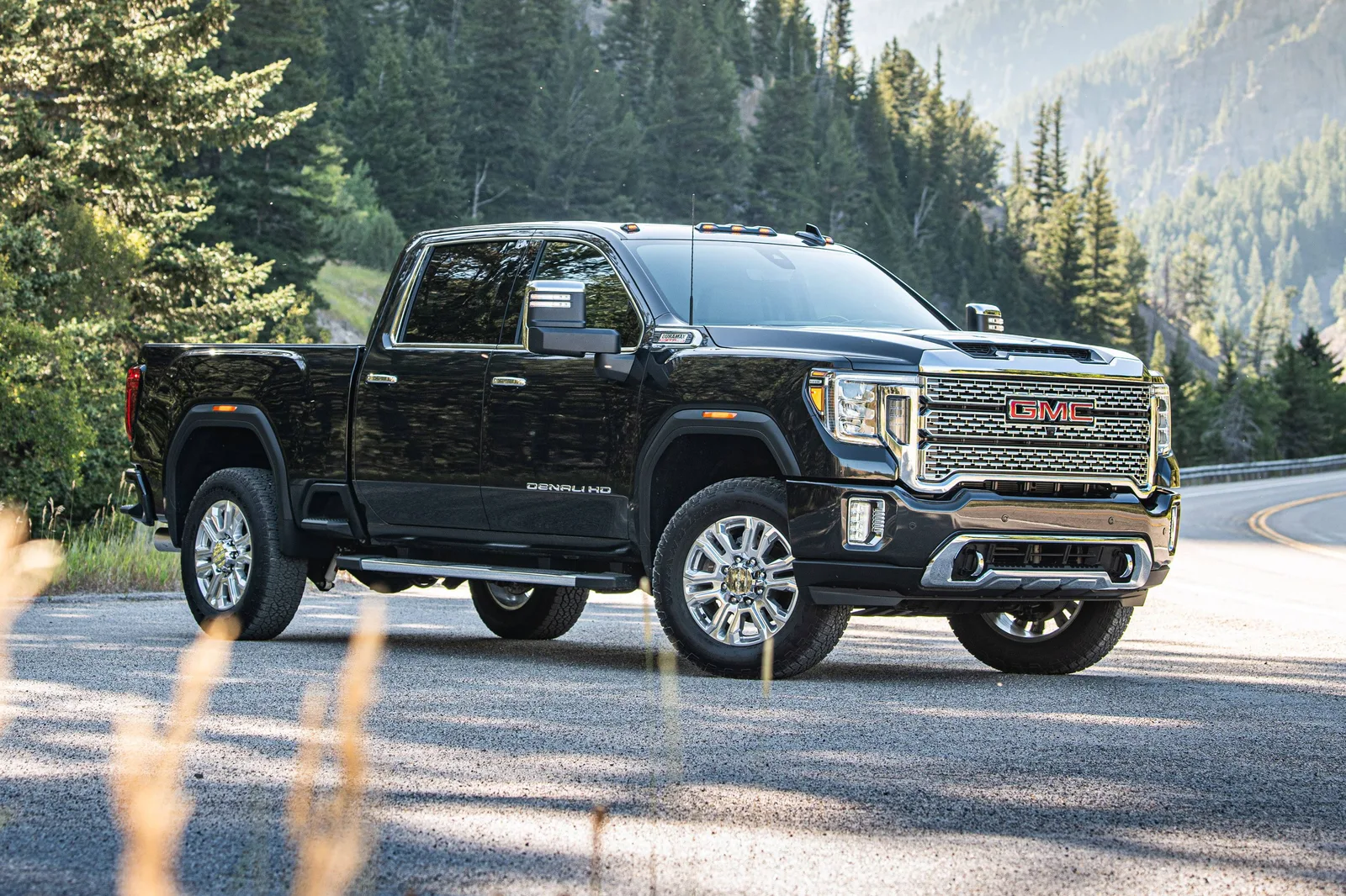 Владельцев GMC Sierra предупредили о проблеме: детали решетки радиатора отлетают на ходу