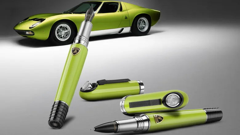 Зелёная ручка Verde Miura на фоне Lamborghini Miura