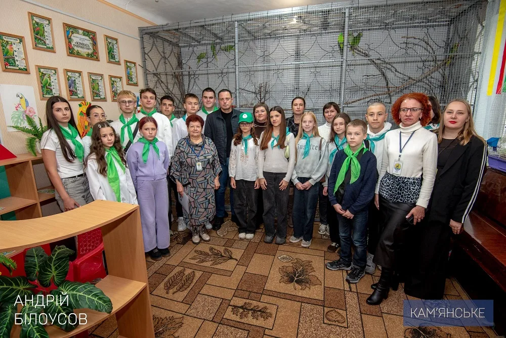 У Дитячому екологічному центрі Кам’янського відкрили “Кімнату тропічних папуг” (відео)