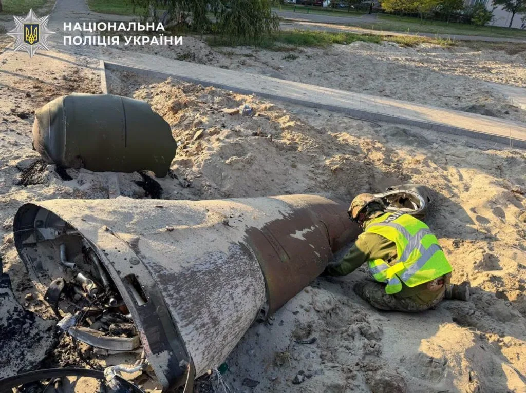У Дарницькому районі столиці виявили нездетоновану частину балістичної ракети (фото)