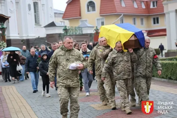 Залишилася трирічна донька: у Луцьку провели в останню дорогу воїна&nbsp;Артема Тютюнника (фото)