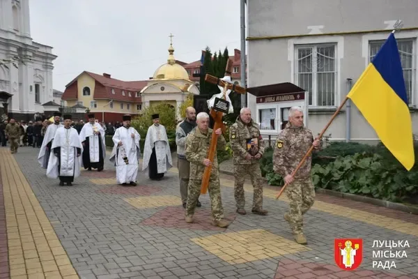 «Віддавав військовим власне взуття»: у Луцьку попрощалися з волонтером та воїном Володимиром Тарановичем (фото)