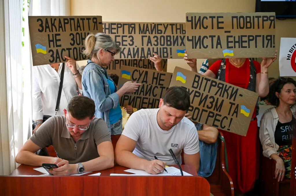 Представники Тур’є-Реметівської сільської ради та люди з плакатами