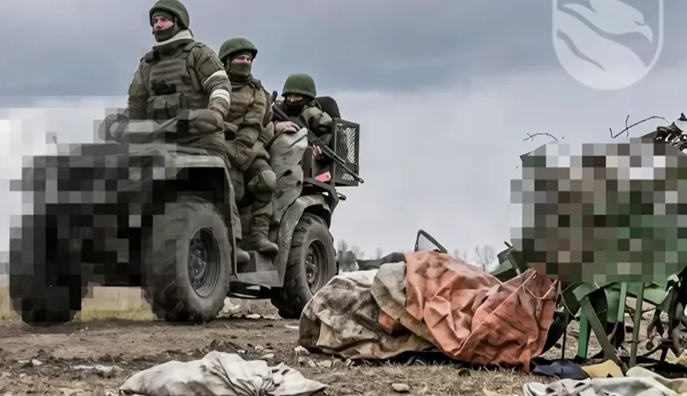 Троє окупантів їдуть на квадроциклі