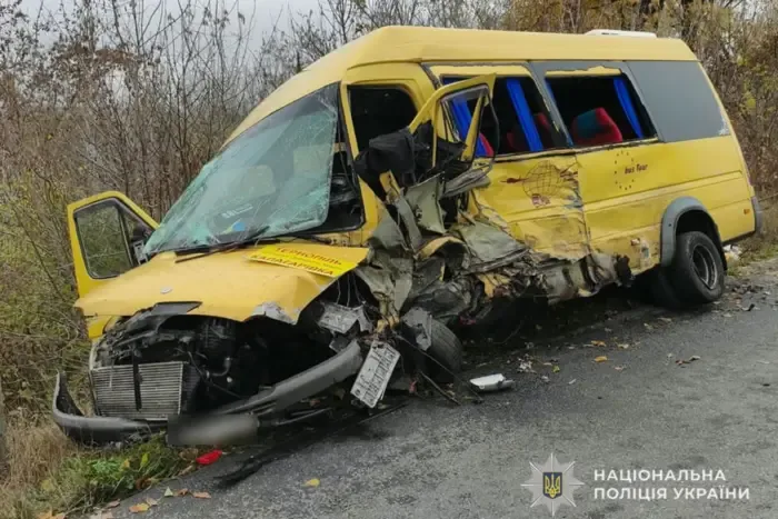 На Тернопільщині зіткнулися авто і рейсовий автобус: є загибла, постраждало дев'ять людей