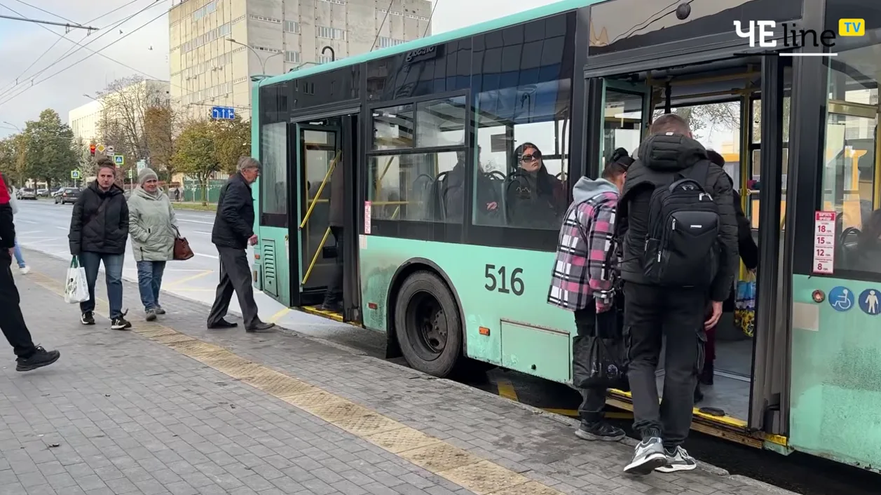 Звичайний ранок у Чернігові: куди поспішають чернігівці та що планують робити вдень (Відео)
