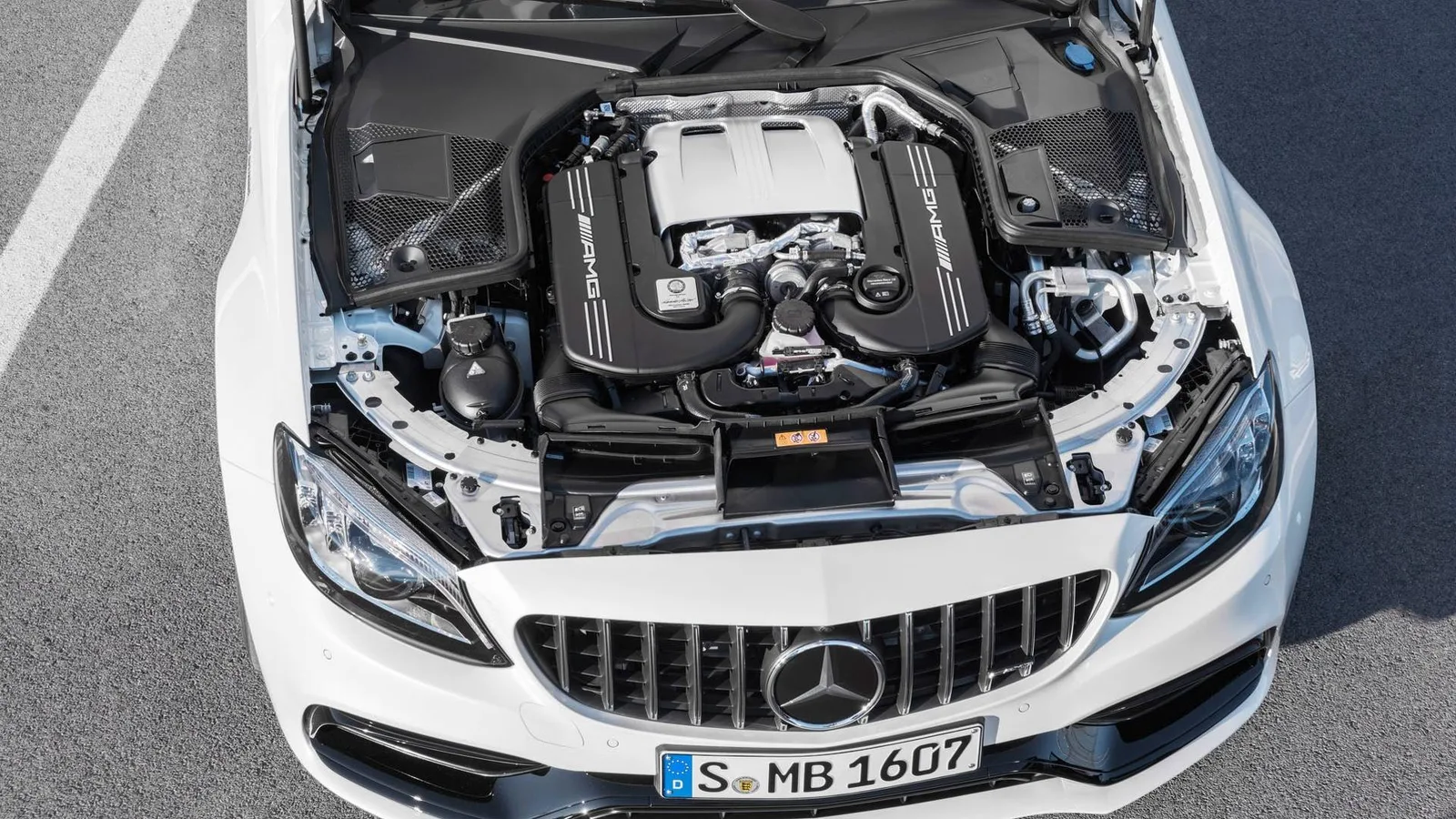 Двигатель V8 AMG под капотом C63 прошлого поколения