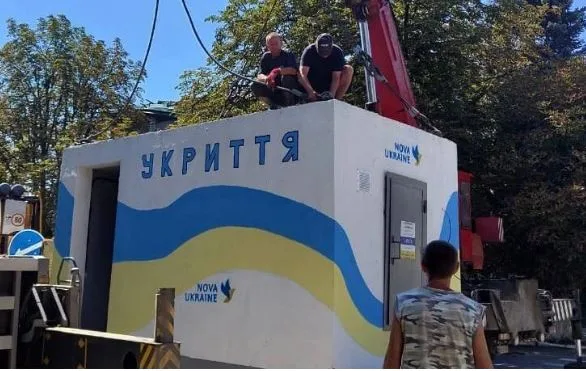 П’ятий рік війни: на Київщині визначать найбільш завантажені зупинки, де встановлюватимуть укриття