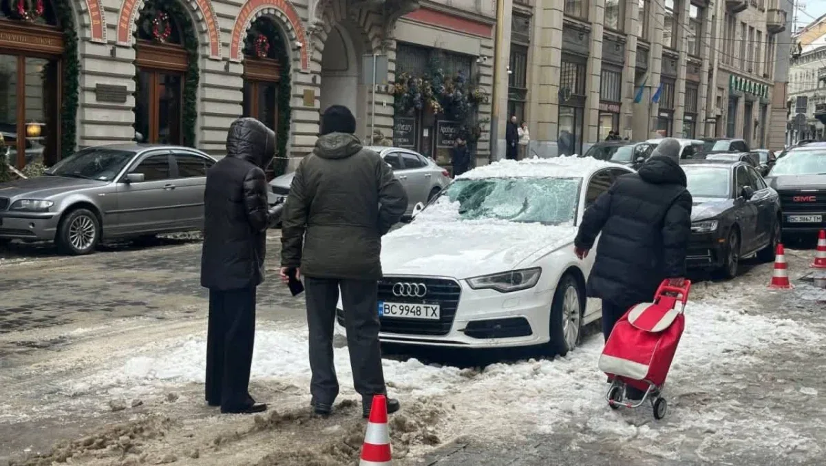 Нероби Садового заплатять гроші за ремонт Audi, на яку впав лід з даху