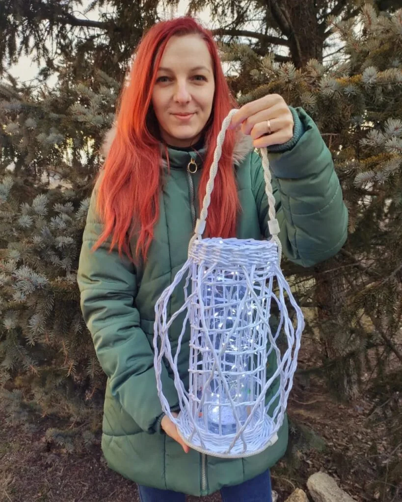 Запорізька майстриня Альона Мельник, яка розвиває власну справу з виготовлення плетених виробів.