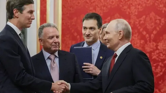Президент Росії Володимир Путін вітає спецпосланця США Стіва Віткоффа і зятя Трампа Джареда Кушнера перед початком переговорів у Москві 5 вересня 2026 року