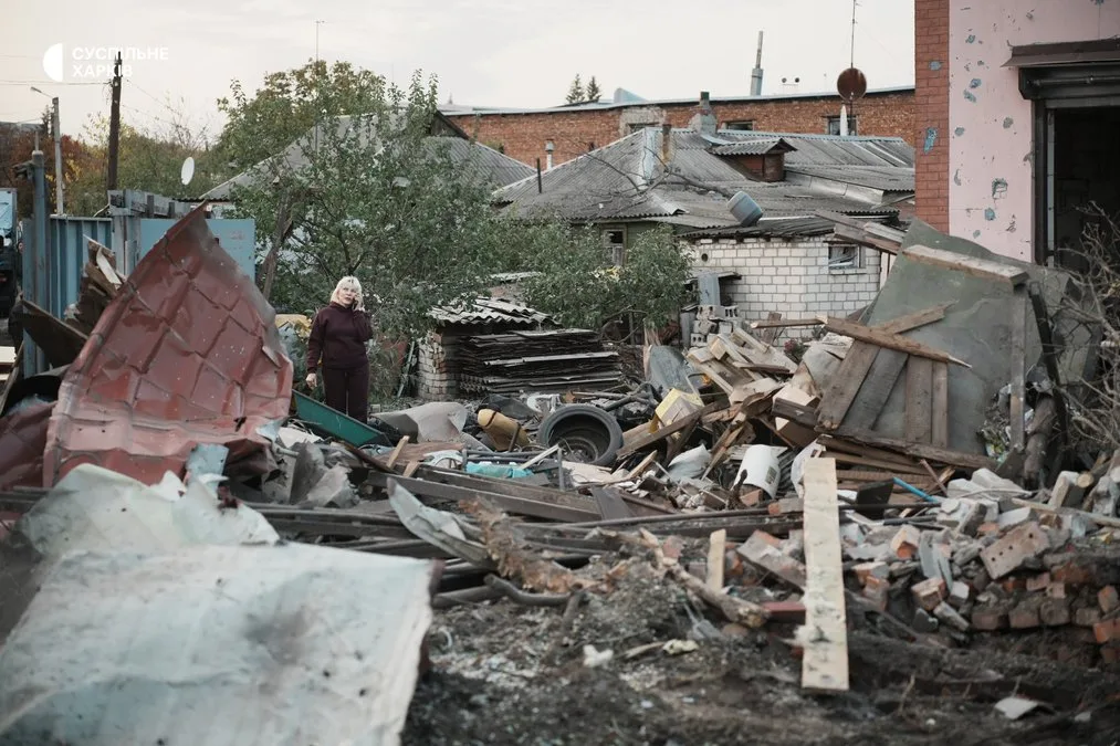 Жителька Новобаварського району Світлана Головінова, будинок якої був пошкоджений через ракетний удар. Фото: "Суспільне Харків" / Вікторія Якименко