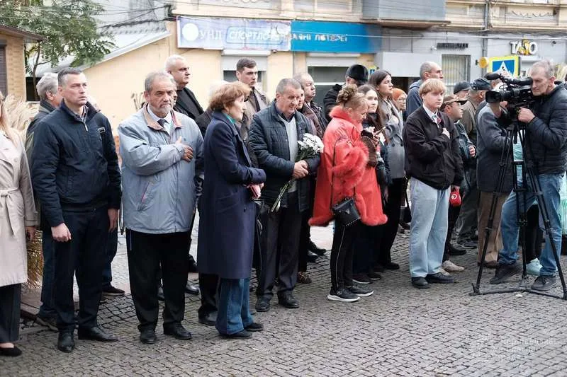 У Чернівцях вшанували пам’ять в’язнів єврейського гетто, створеного 85 років тому окупаційною румунською владою У Чернівцях вшанували пам’ять в’язнів єврейського гетто, створеного 85 років тому окупаційною румунською владою