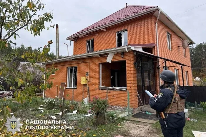 Росіяни атакували Київщину дронами: пошкоджено приватні будинки та авто, є поранена
