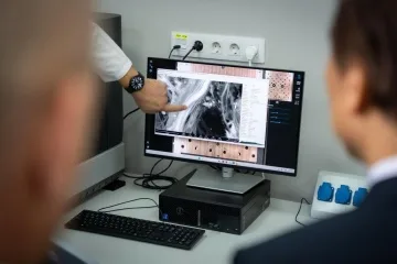 В Україні відкрили першу лабораторію з виявлення азбесту, яка перевірятиме відходи руйнувань після обстрілів
