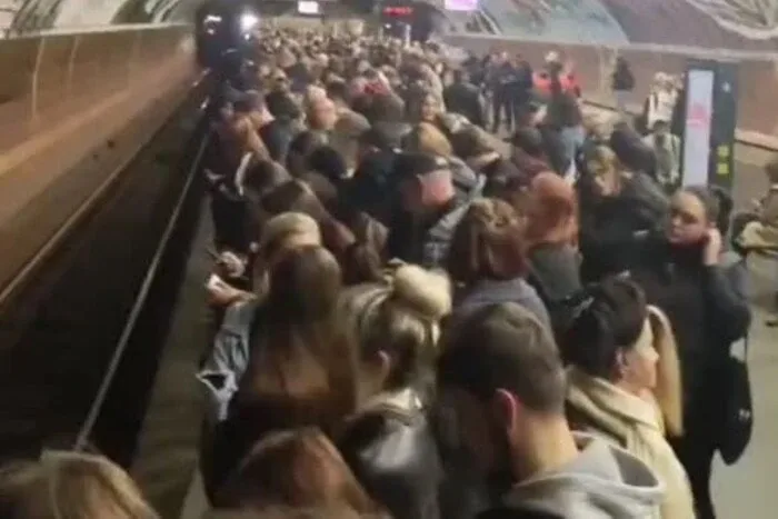 Збій на «зеленій» гілці метро у Києві: станції переповнені пасажирами (відео)