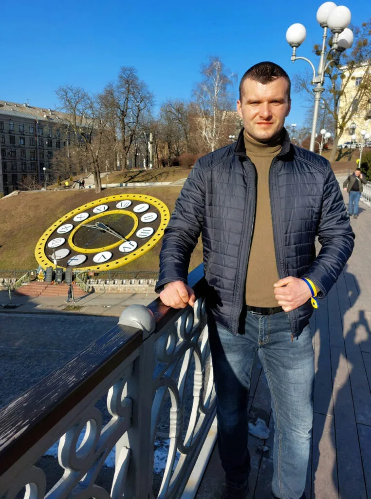 Данило Качура виріс у Запорізькій області та після строкової служби працював на Запорізькому абразивному заводі.