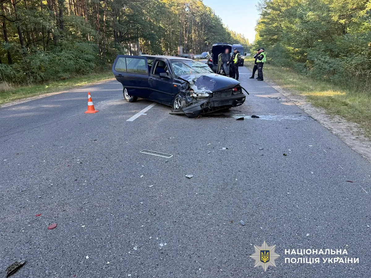 Інерційний рух на зустрічну смугу призвів до травм у потрійній ДТП