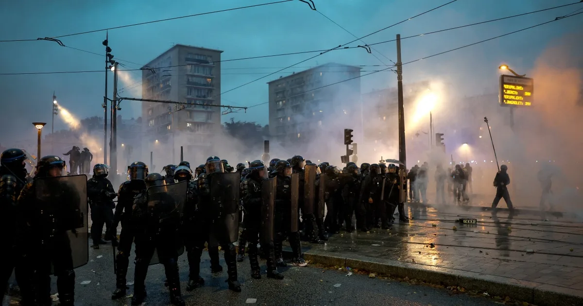 У Франції поновилися масштабні протести. На вулиці вийшли сотні тисяч людей, у кількох містах сталися сутички