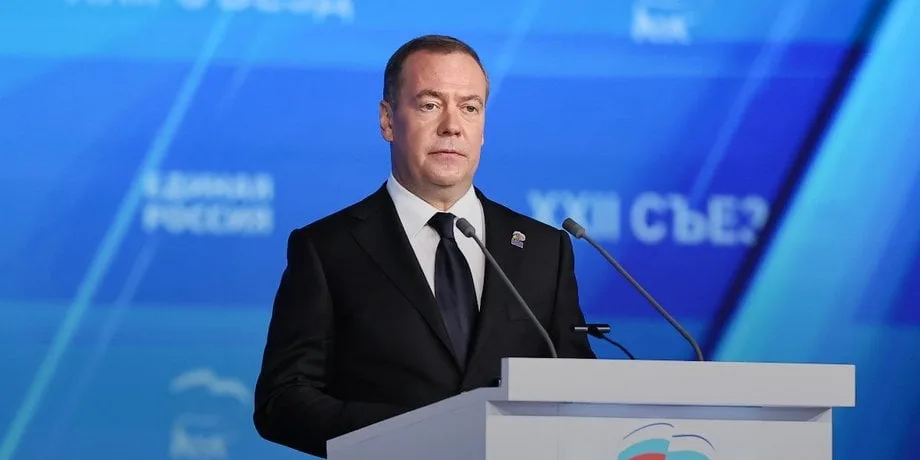Медведев набросился на Зеленского из-за споров о разведданных США