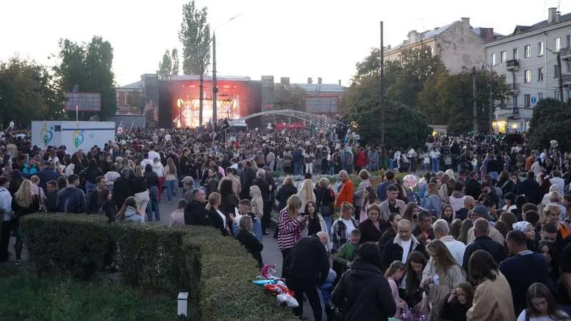 (ФОТО) Близько 25 тисяч чернівчан та гостей Чернівців об'єднав концерт до дня міста