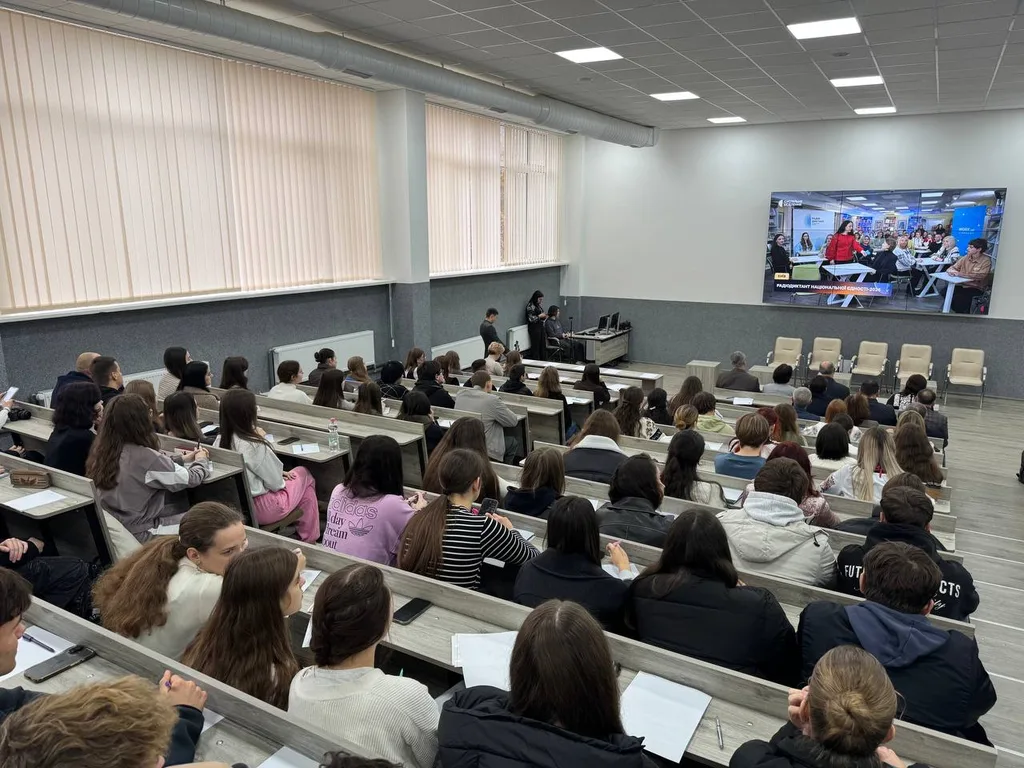 студенти та викладачі пишуть Радіодиктант у КНУВС