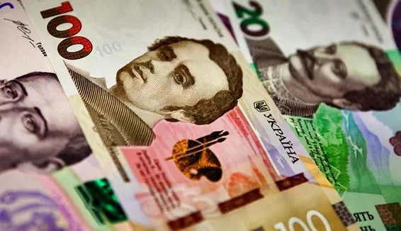Гривня встановила новий антирекорд: економіст пояснив, чим це загрожує українцям