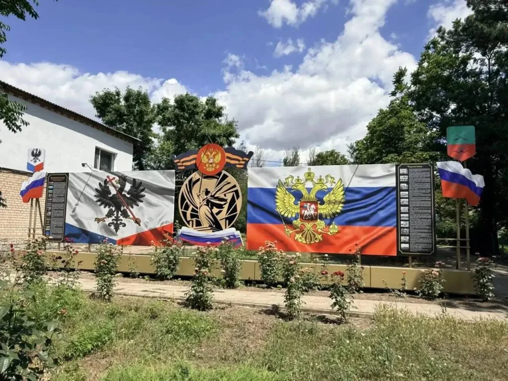 В окупованій Чернігівці будівельники з Північної Осетії оновили центральну стелу та передали 150 прапорів для оформлення вулиць.