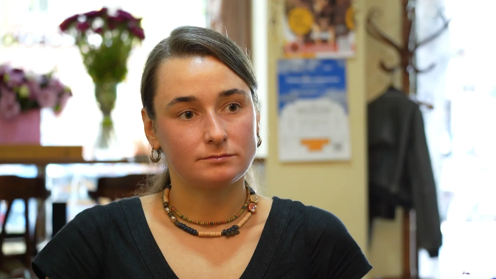 Дівчина в темній сукні крупним планом