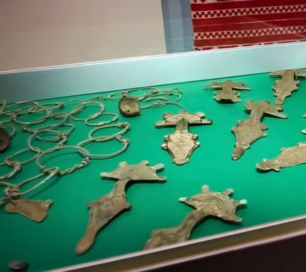 1500-літній скарб у лісі: житель Сумщини випадково знайшов золоті фібули стародавніх племен