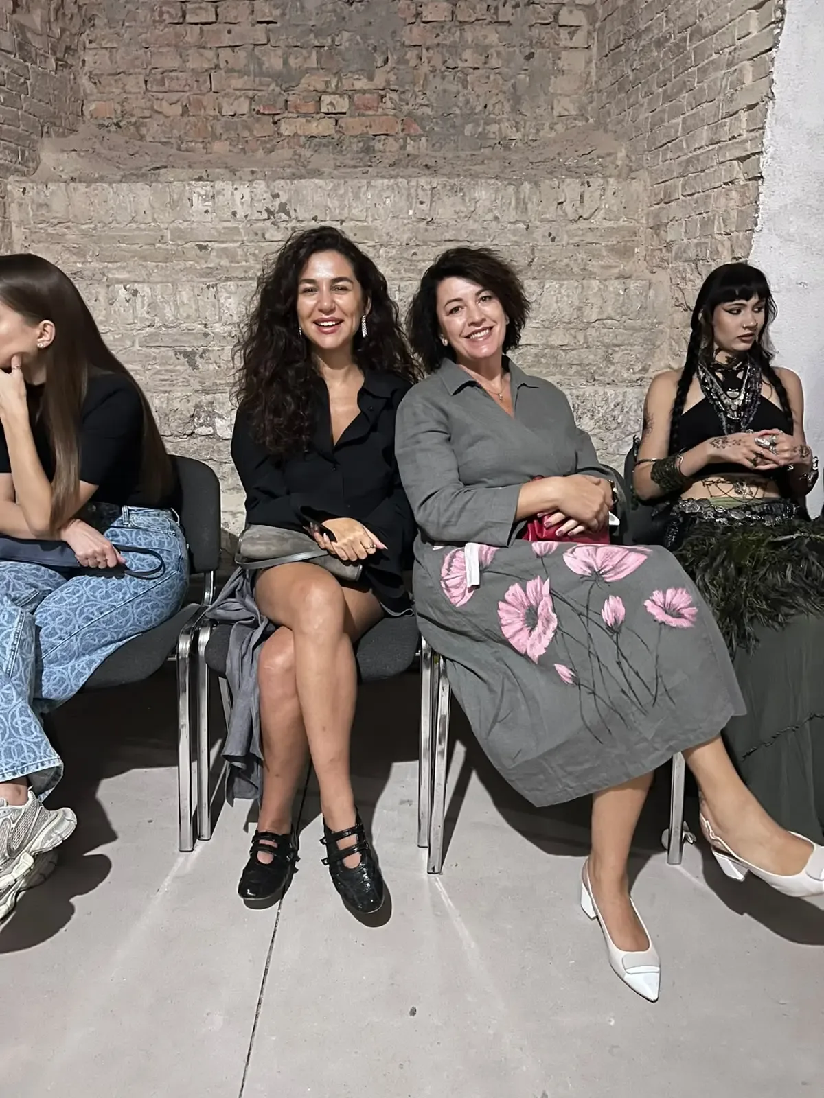 На фото: Асліхан Озкан, Марія Аделасія Дівона, UN Women Ukraine, в укриті, перед показами Ukrainian Fashion Week.