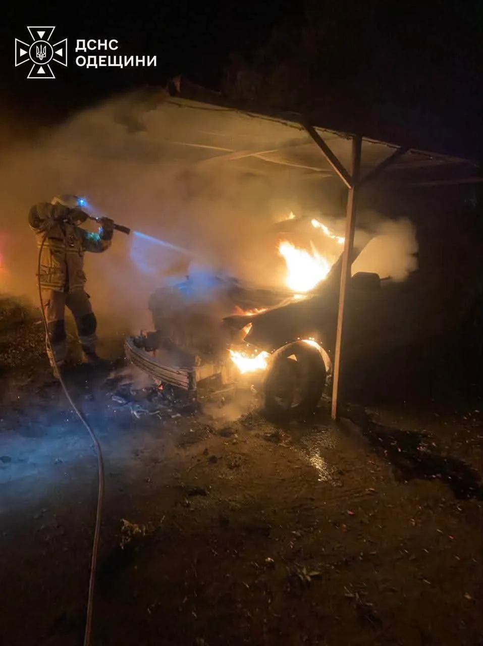 На Одещині внаслідок ворожої атаки спалахнула автостоянка та постраждав притулок для тварин