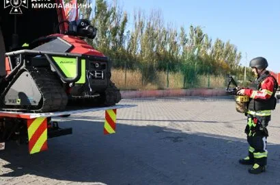 Гасіння пожежі вантажного терміналу в Миколаєві після атаки безпілотників