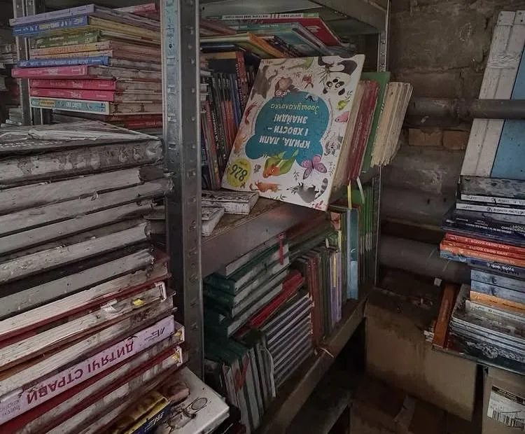 «Книголав» продає вцілілі після обстрілу книжки
