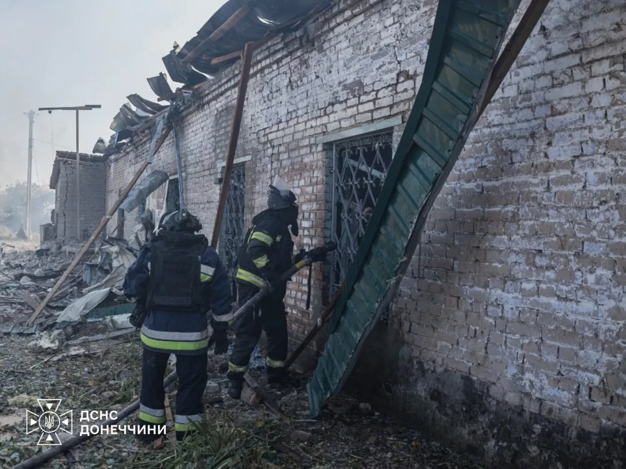 У Суханівці з-під завалів дістали тіло чоловіка, а у Словʼянську вдруге вдарили по рятувальниках