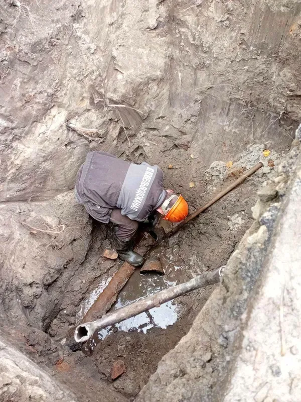 У Ковелі водопровід прогнив наскрізь: на вулиці Степана Бандери стався витік води (фото)