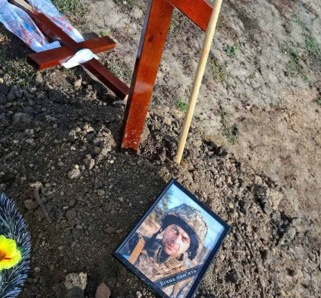 Невідомі пошкодили хрест на могилі загиблого військового на Харківщині