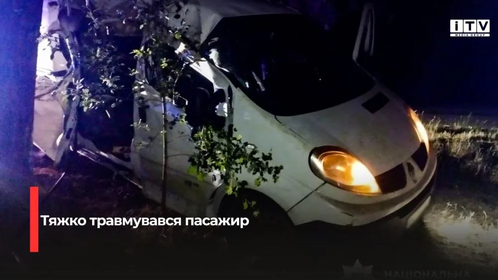 На Рівненщині водій мікроавтобуса з`їхав у кювет і врізався в дерево: пасажир зазнав тяжких травм
