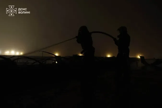 У Луцькому районі після російської атаки спалахнула пожежа на приватному підприємстві (фото)
