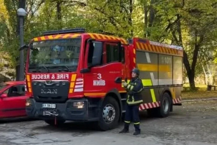У Голосіївському районі уламки дрона влучили у медзаклад
