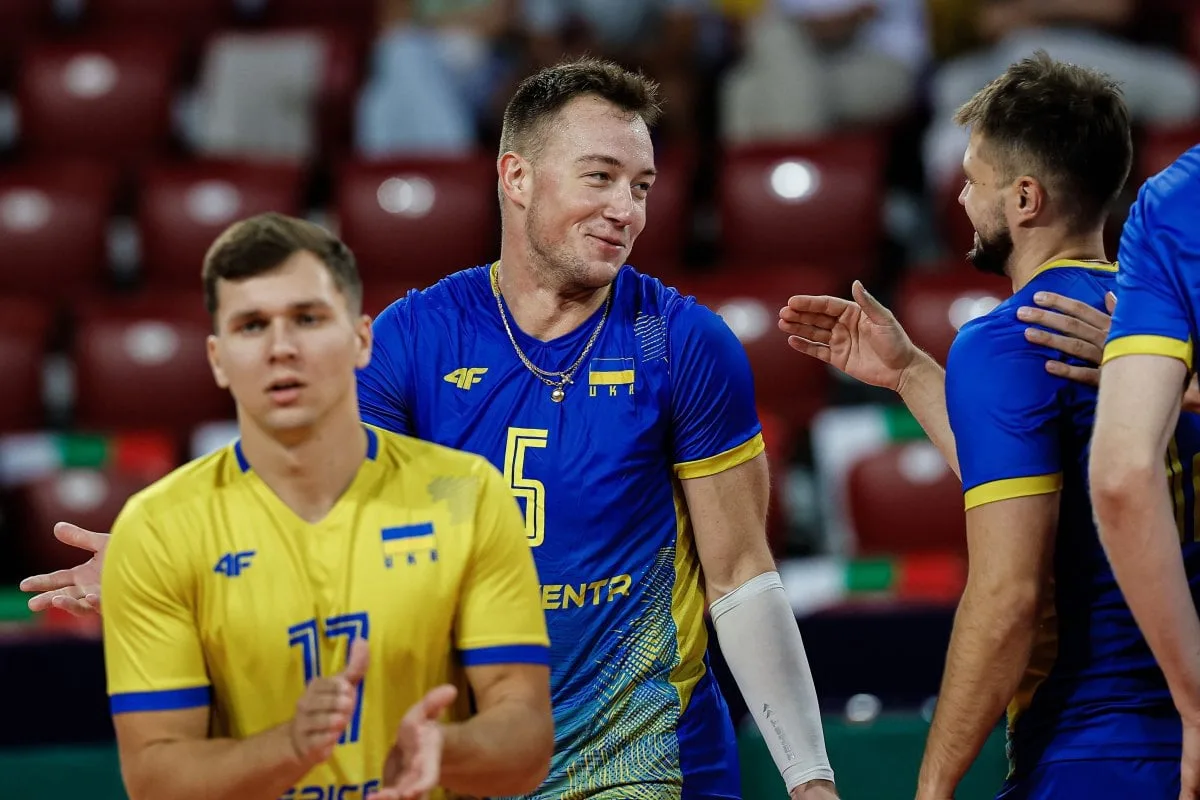 Емоції Плотницького (по центру) під час матчу на чемпіонаті Європи