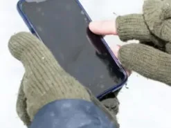 Чому смартфон швидше розряджається на холоді: що робити